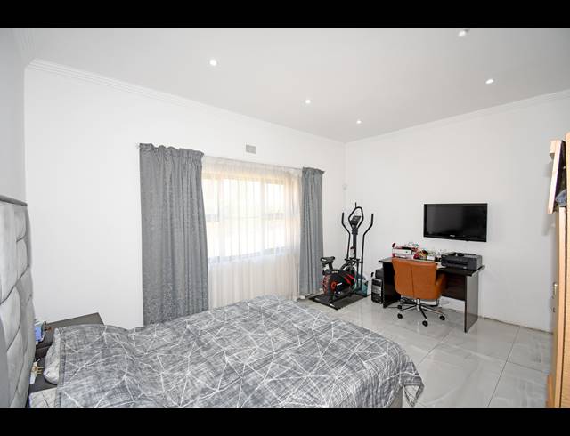 3 BEDROOM HOUSE FOR SALE IN MAYFAIR WEST
